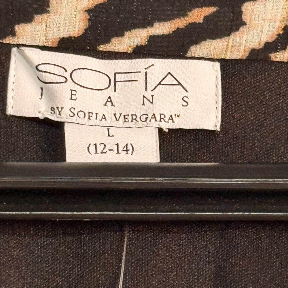 Sofia Vergara Black and Cream Sheath Dress with Long Bishop Sleeves and V-Neck - Picture 5 of 12